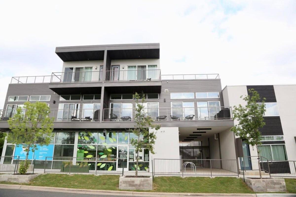 Downtown Luxury Condo: Urban Retreat With On-site Dining *
