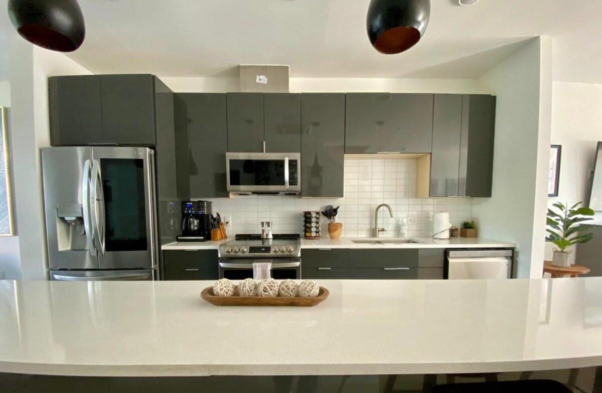 Downtown Luxury Condo: Urban Retreat With On-site Dining Austin