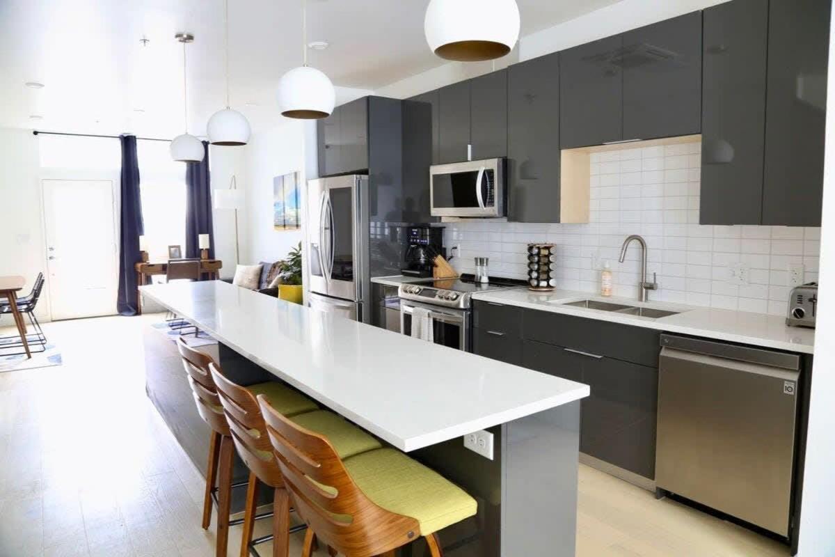 Downtown Luxury Condo: Urban Retreat With On-site Dining * Austin
