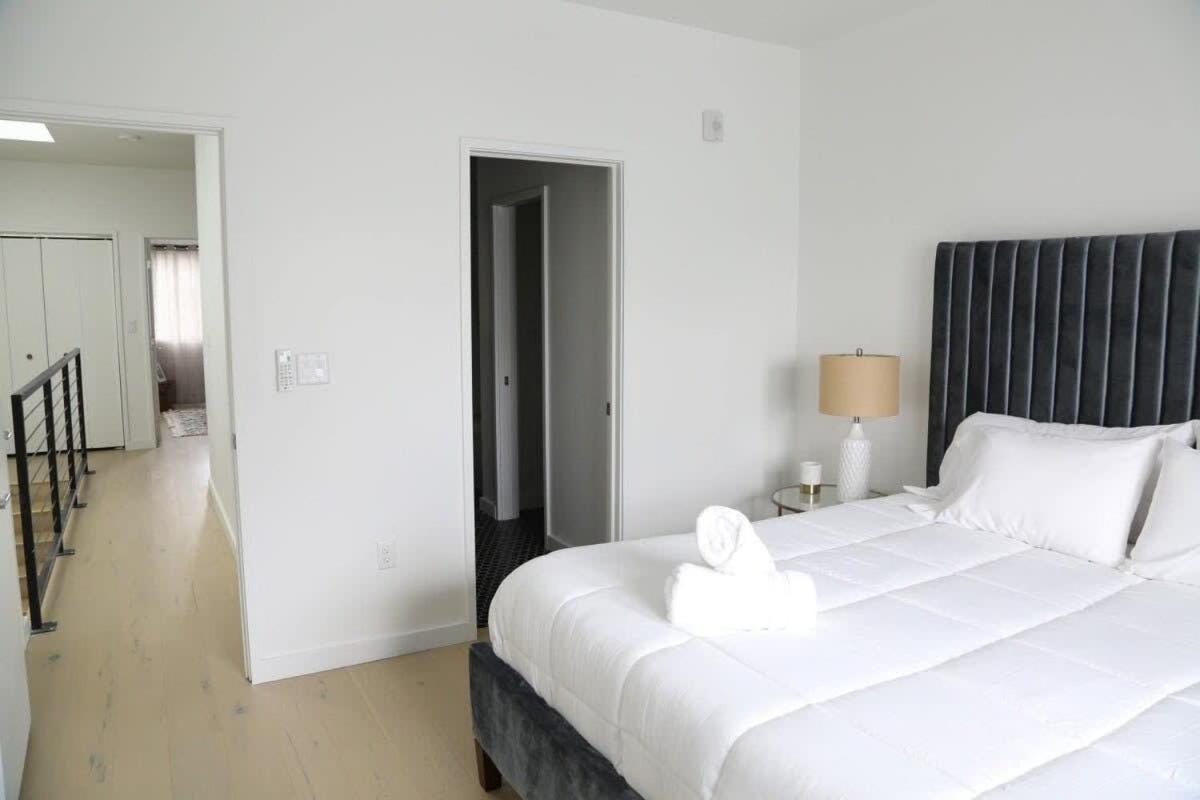 Downtown Luxury Condo: Urban Retreat With On-site Dining
