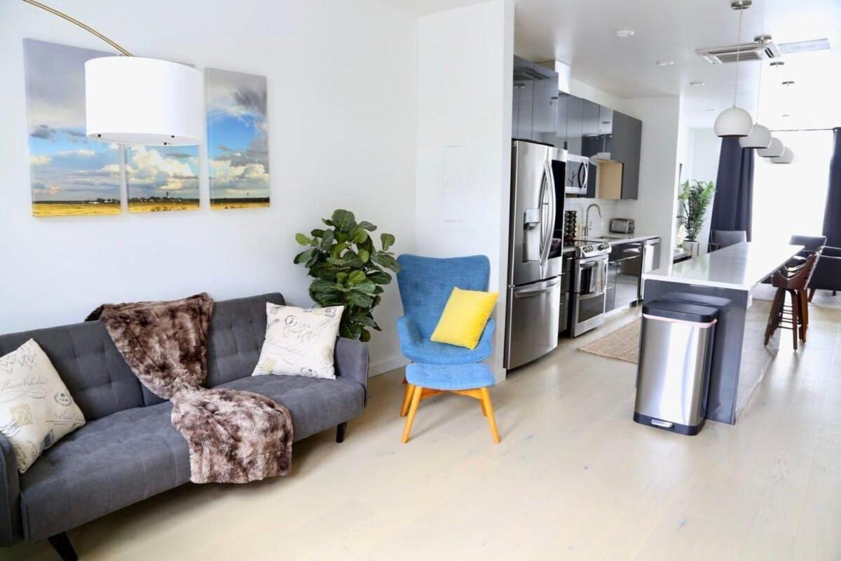 Downtown Luxury Condo: Urban Retreat With On-site Dining Apartment