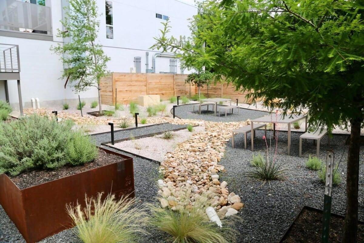 Apartment Downtown Luxury Condo: Urban Retreat With On-site Dining