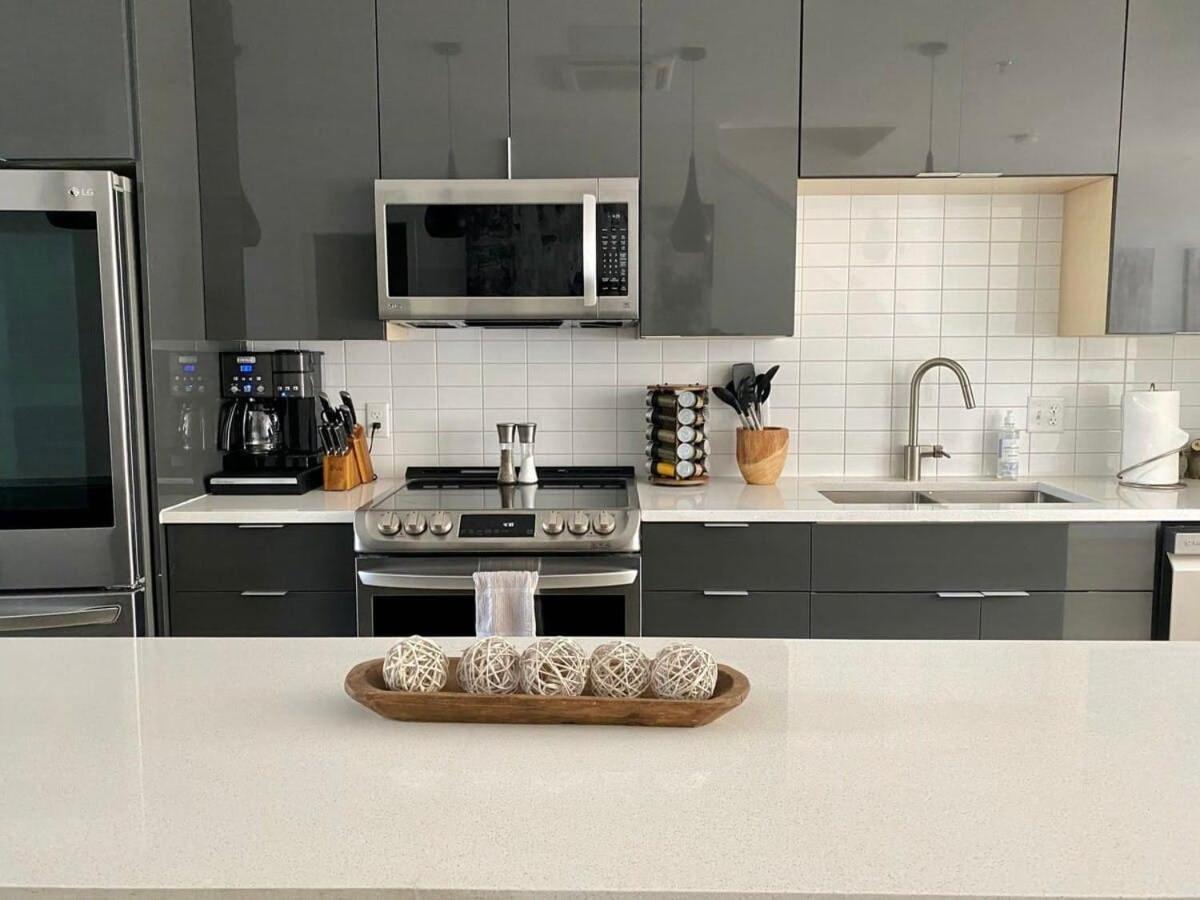 Downtown Luxury Condo: Urban Retreat With On-site Dining Austin