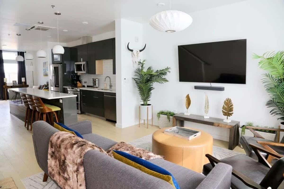 Apartment Downtown Luxury Condo: Urban Retreat With On-site Dining