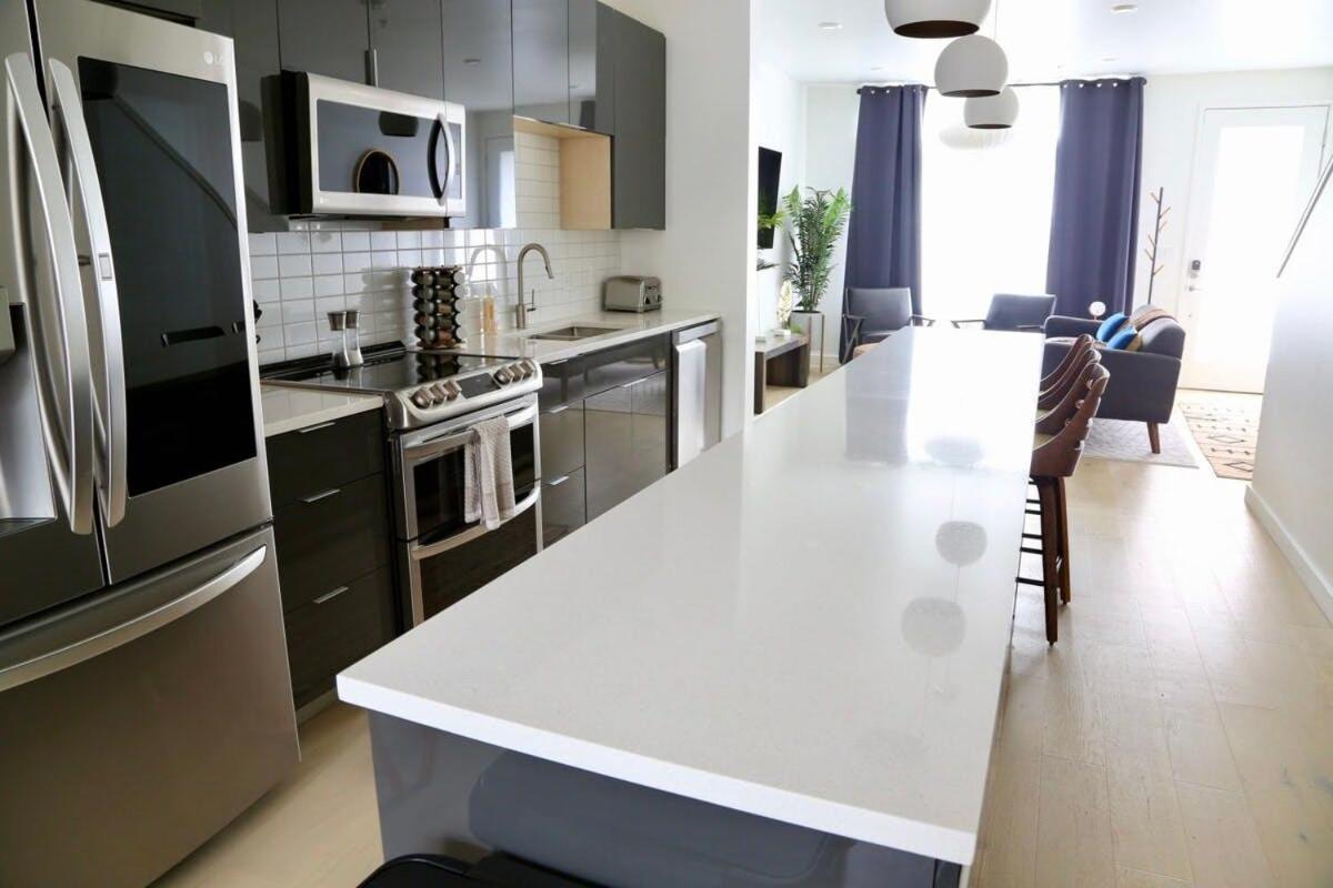Downtown Luxury Condo: Urban Retreat With On-site Dining Austin