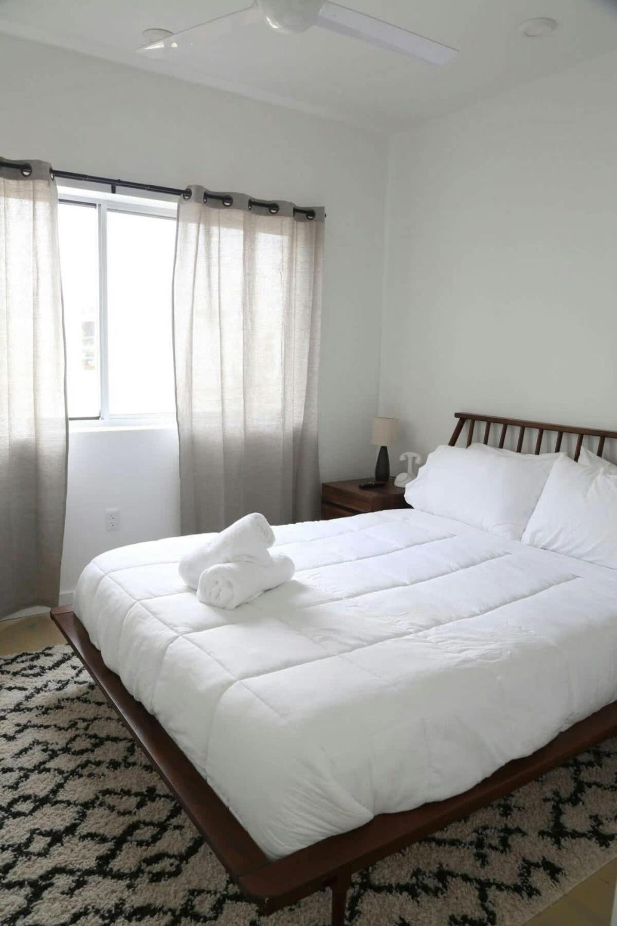 Downtown Luxury Condo: Urban Retreat With On-site Dining Austin