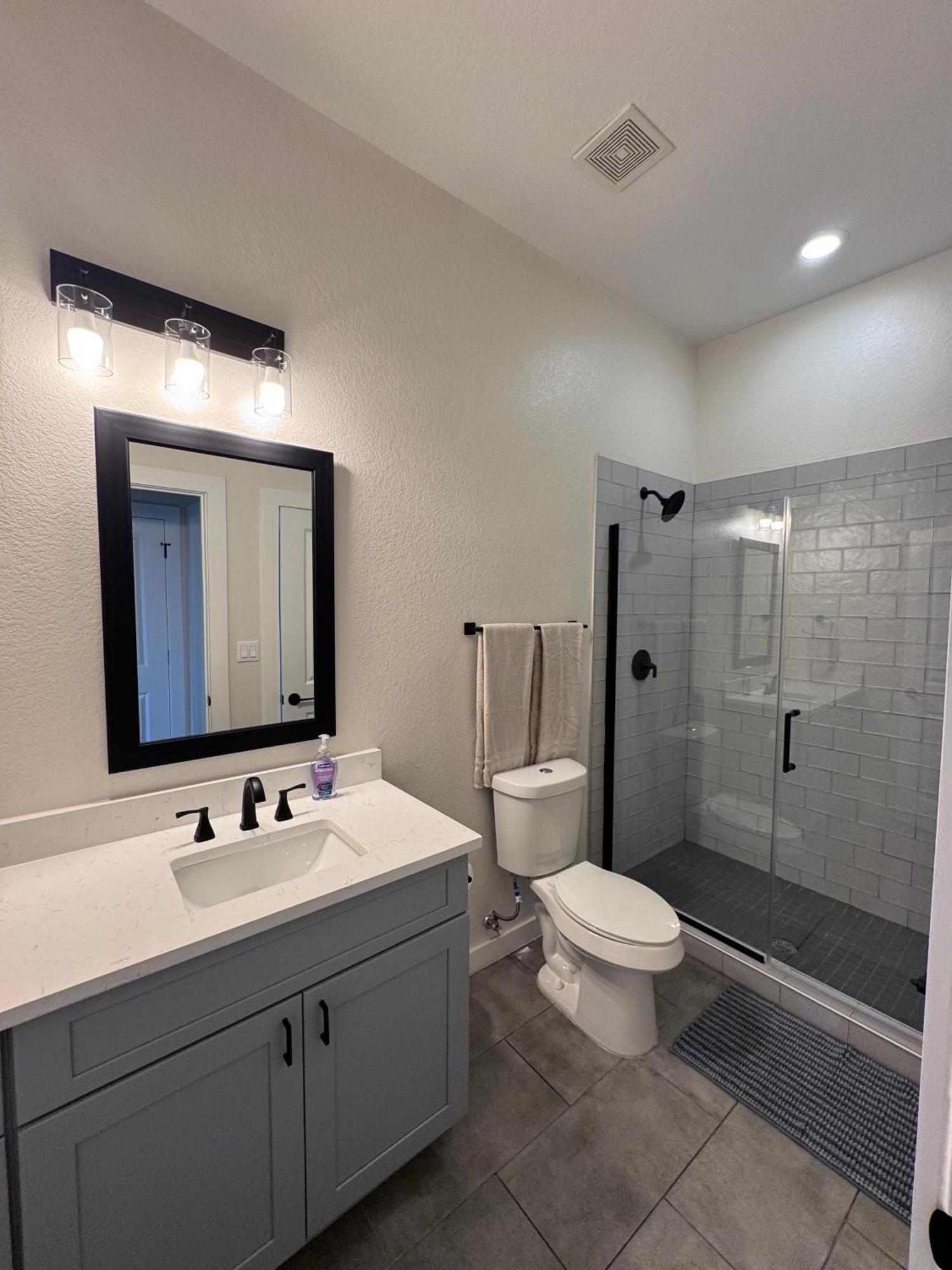 New Build Munson Retreat 3 King Holiday home Austin