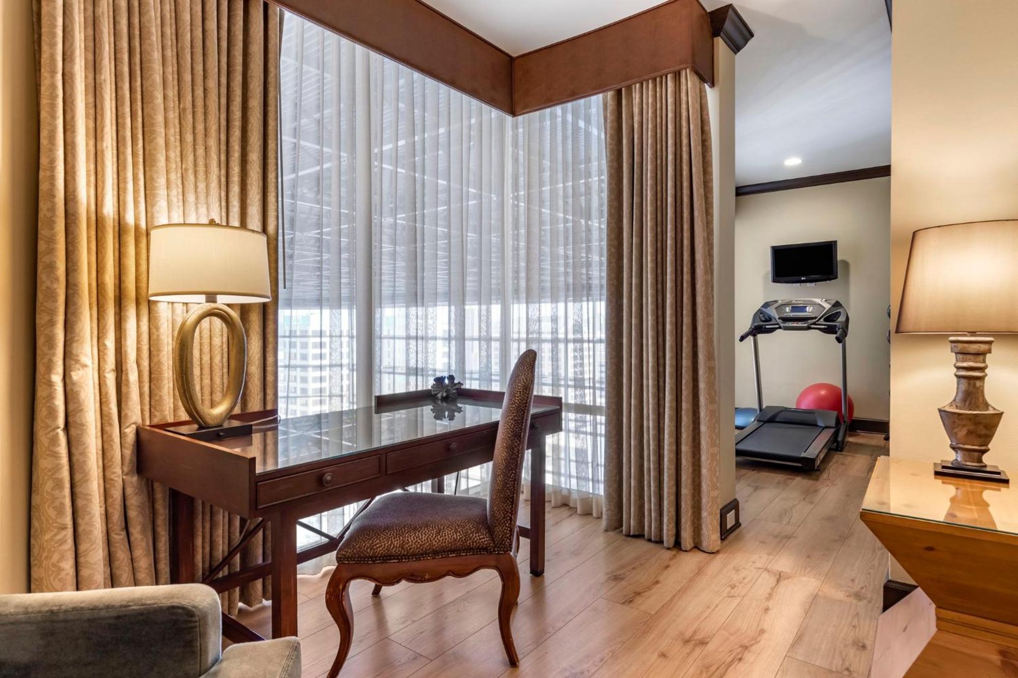 Omni Downtown Hotel 4*
