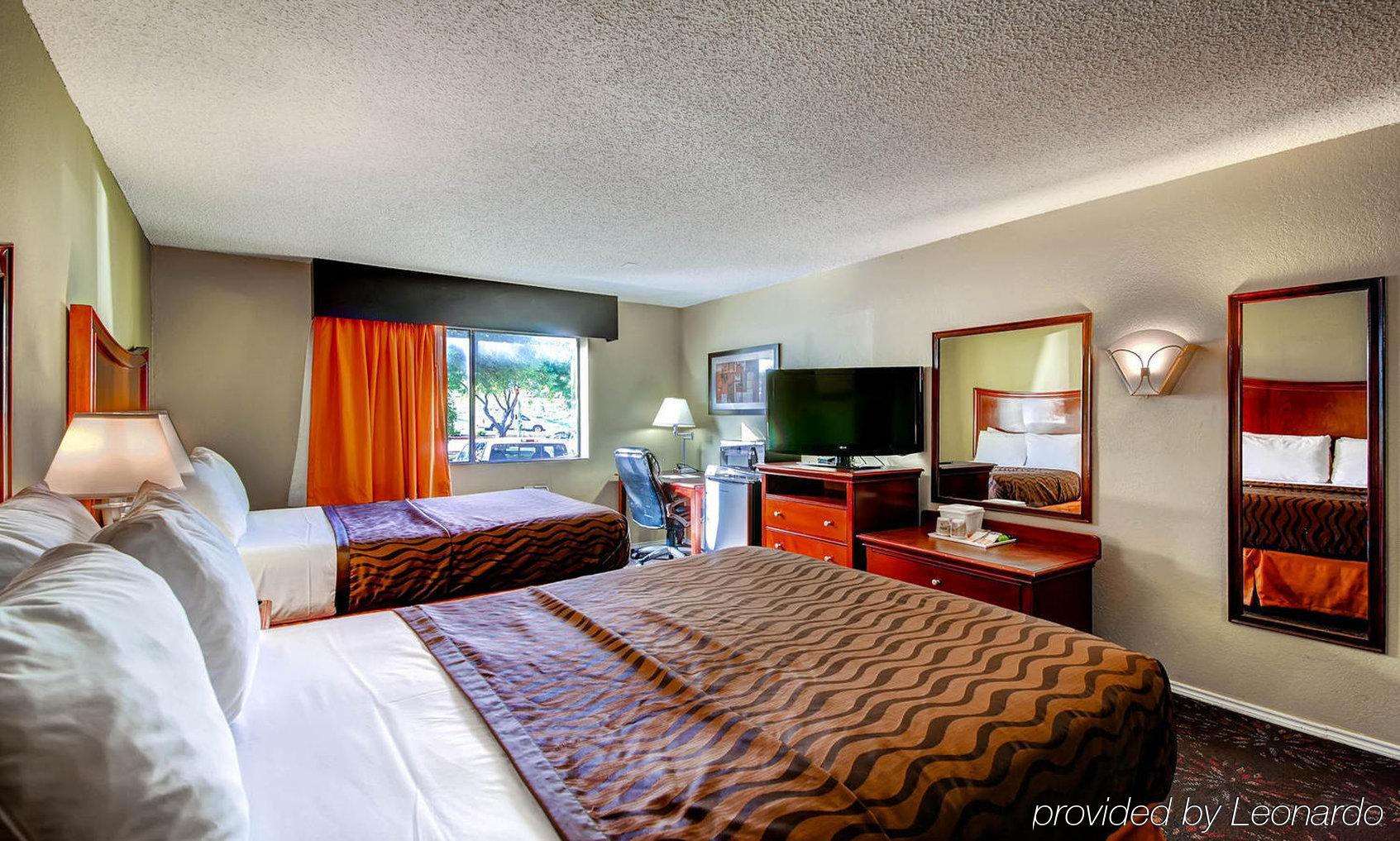 Orangewood And Midtown 2*
