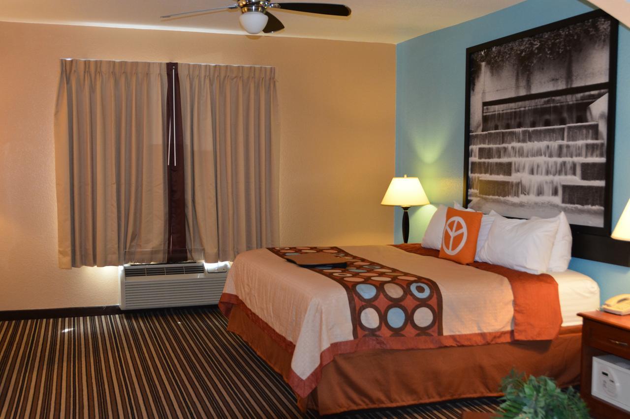 Super 8 By Wyndham Austin/airport South 2*