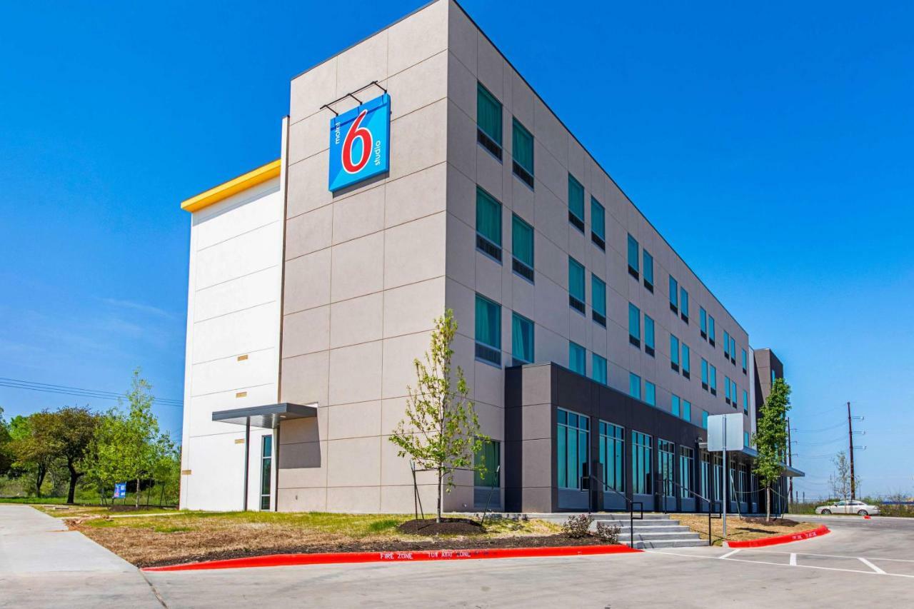 Hotel 6 Airport