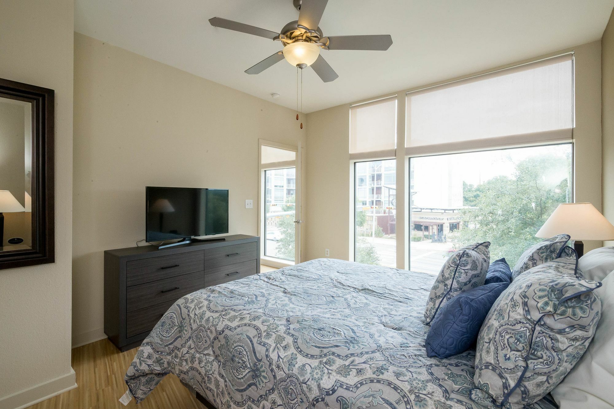Apartment South Lamar Exclusives By Yourent *