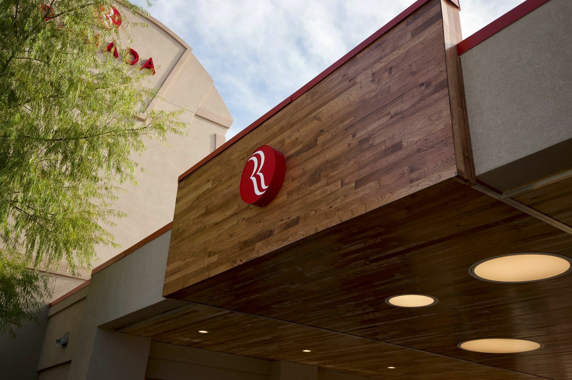 Hotel Ramada By Wyndham South
