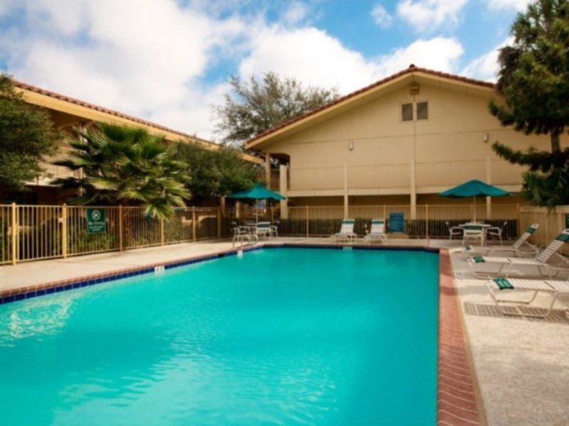 Hotel Super 8 By Wyndham South I-35 3*