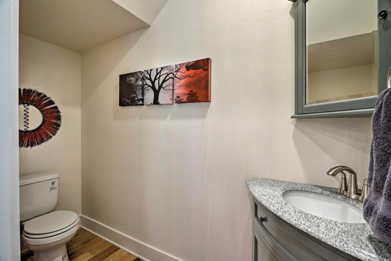 Spacious Getaway With Patio, 3 Blocks To *