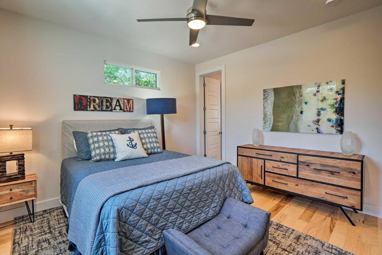 Holiday home Spacious Getaway With Patio, 3 Blocks To Austin