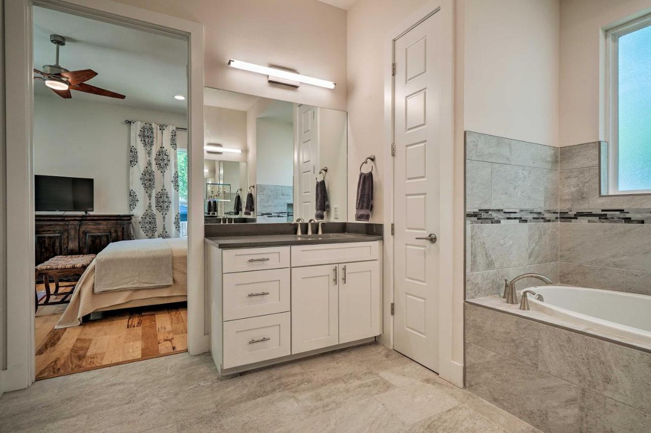 Spacious Getaway With Patio, 3 Blocks To Holiday home *