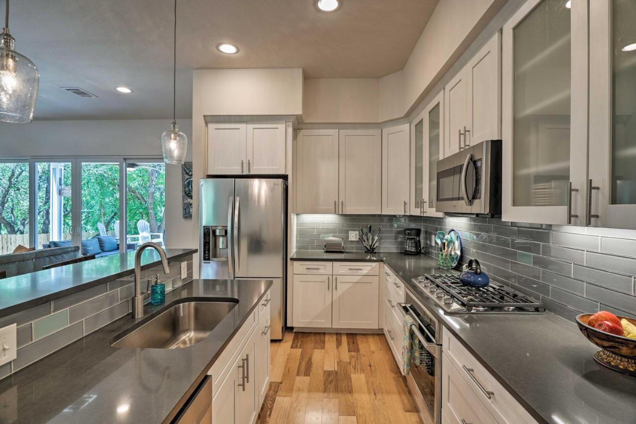 Spacious Getaway With Patio, 3 Blocks To Holiday home