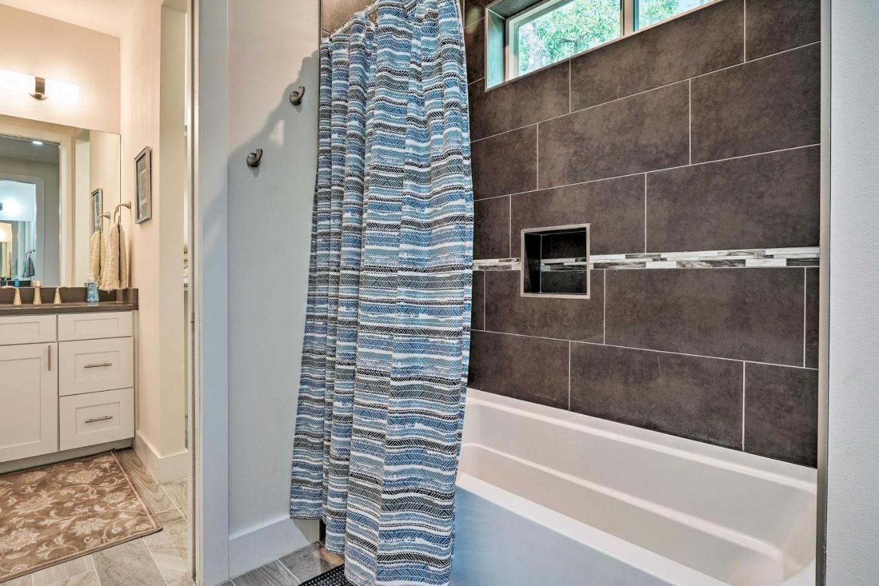 Spacious Getaway With Patio, 3 Blocks To * Austin