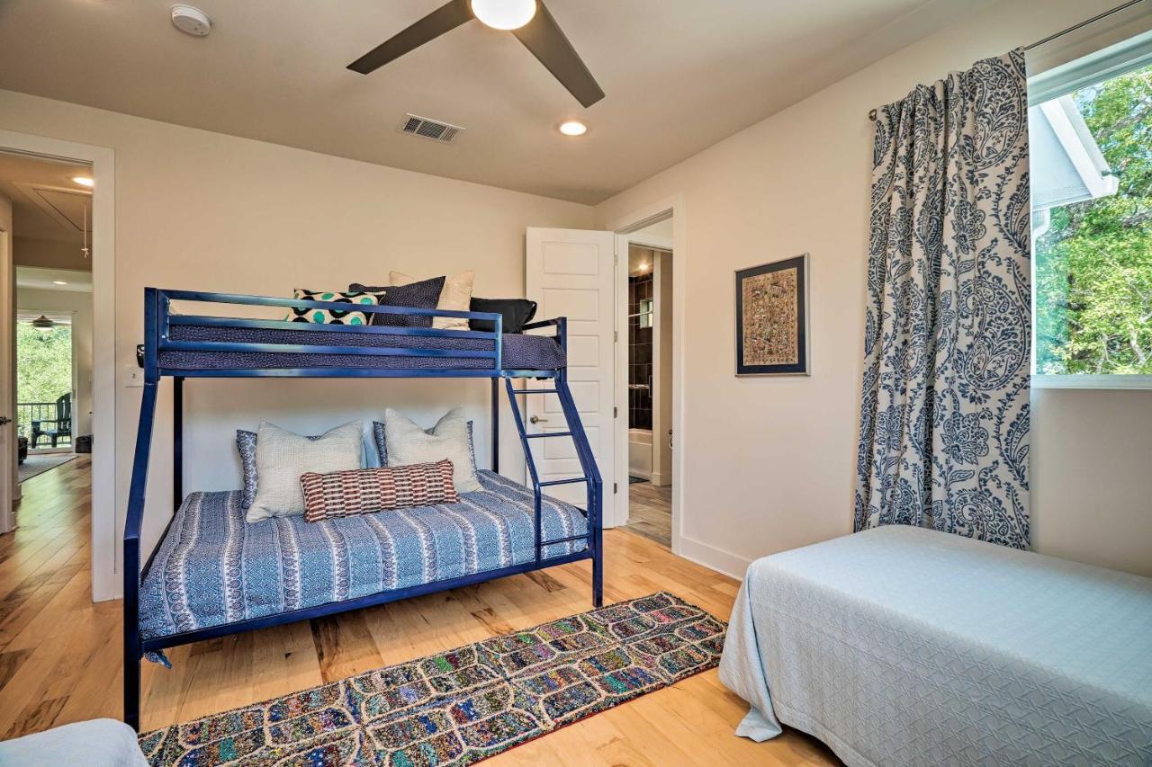 Spacious Getaway With Patio, 3 Blocks To Austin