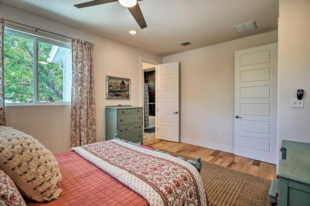 Spacious Getaway With Patio, 3 Blocks To Austin