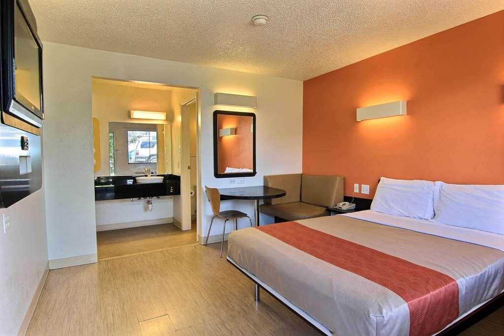 Hotel 6-austin, Tx 2*