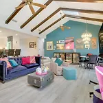 Colorful Austin Home With Covered Patio And Gas Grill!