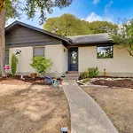 Colorful Austin Home With Covered Patio And Gas Grill!