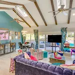 Colorful Austin Home With Covered Patio And Gas Grill!