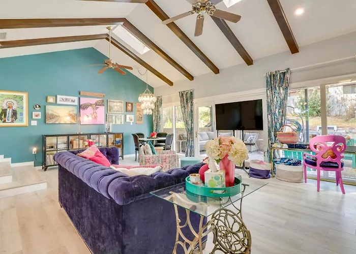 Colorful Austin Home With Covered Patio And Gas Grill!