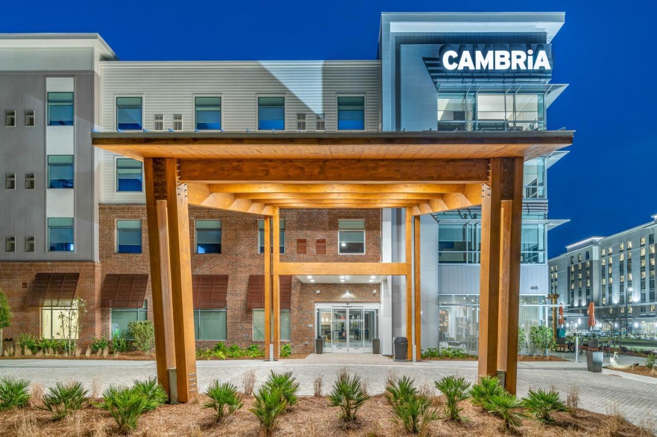Cambria Airport Hotel 3*