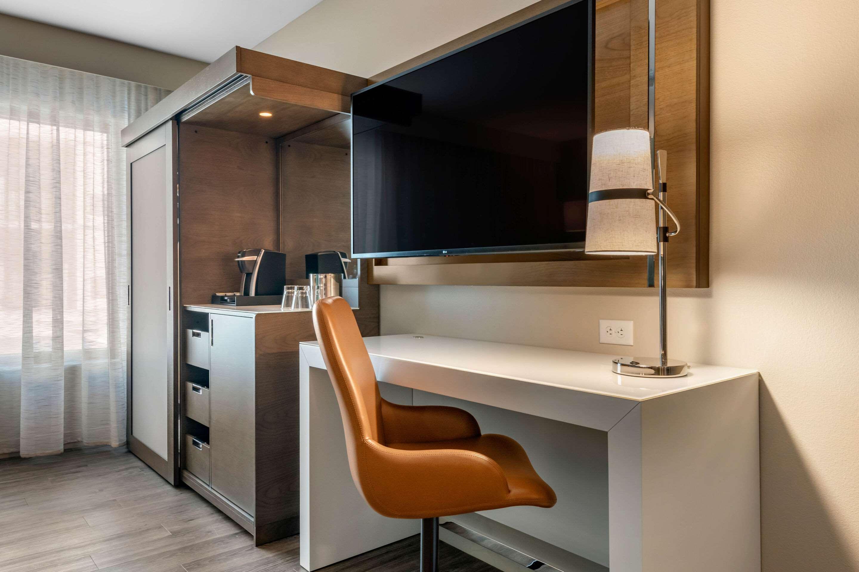 Cambria Airport Hotel 3*