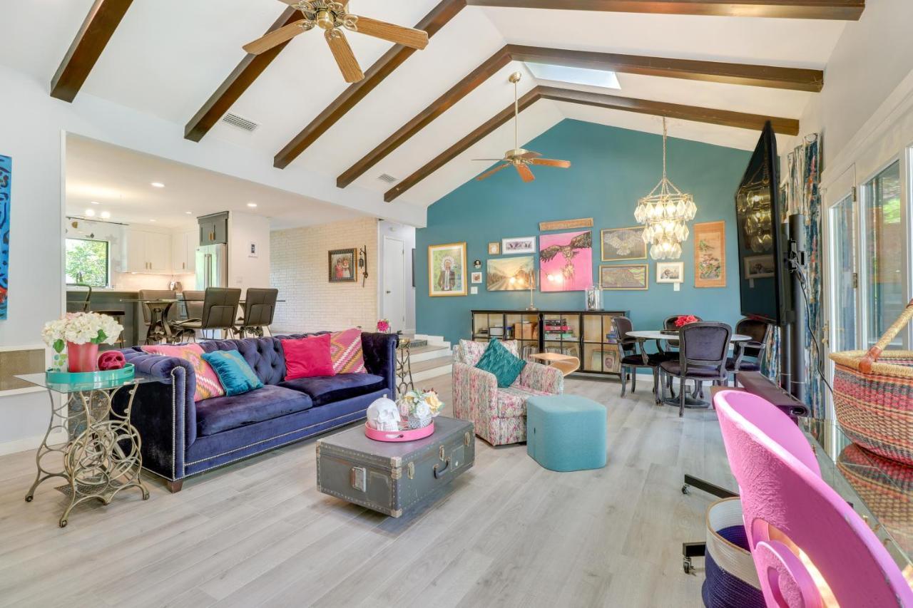 Colorful With Covered Patio And Gas Grill! Holiday home Austin
