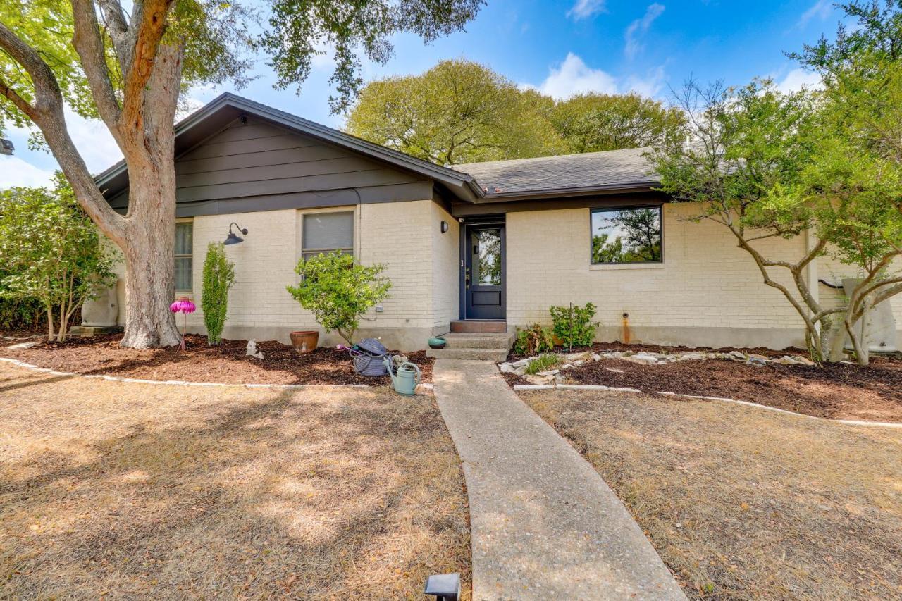 Colorful With Covered Patio And Gas Grill! * Austin