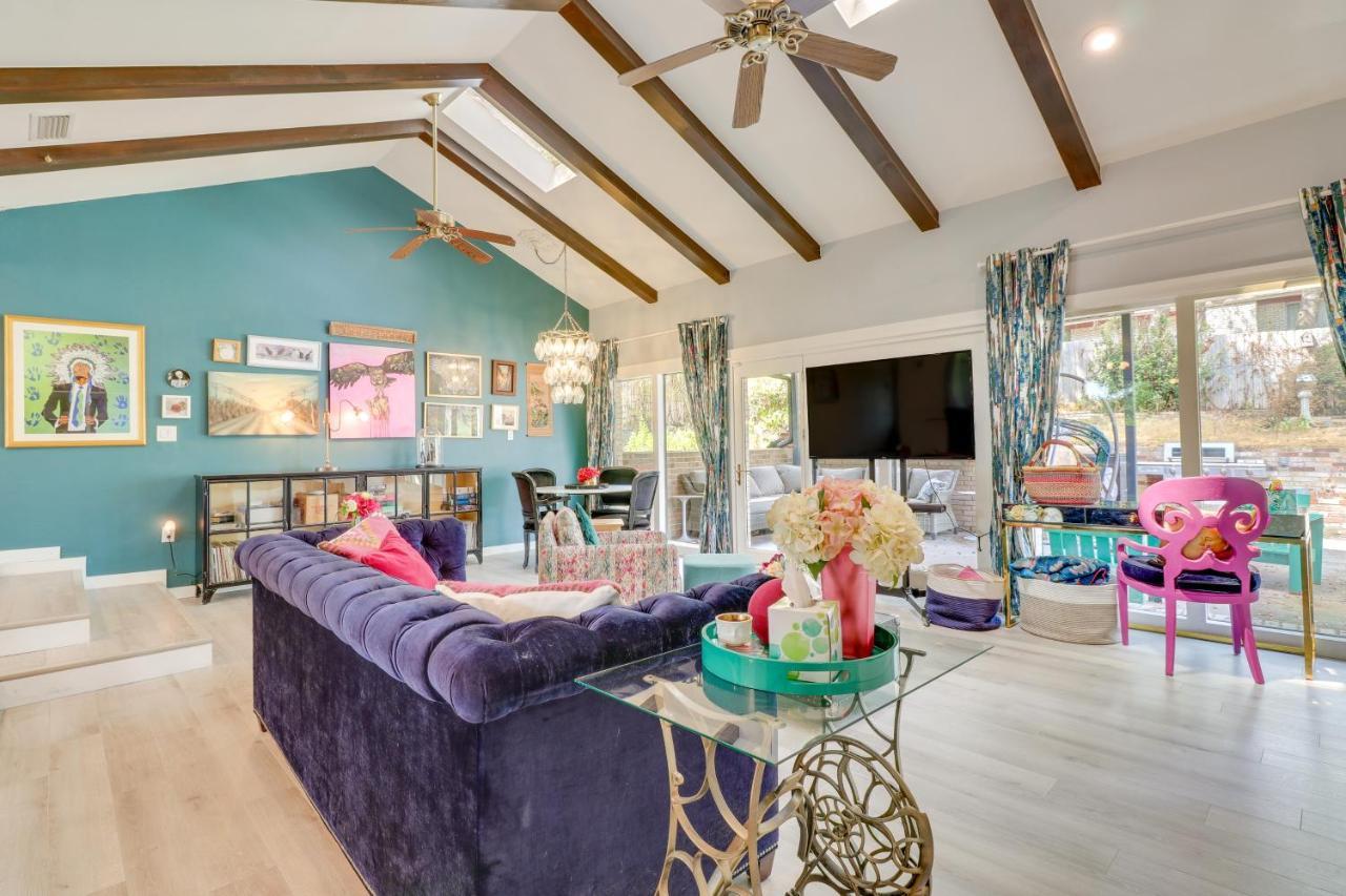 Colorful With Covered Patio And Gas Grill! *