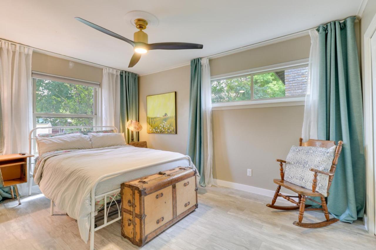 Holiday home Colorful With Covered Patio And Gas Grill! Austin
