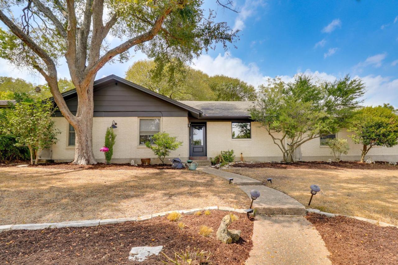 Colorful With Covered Patio And Gas Grill!