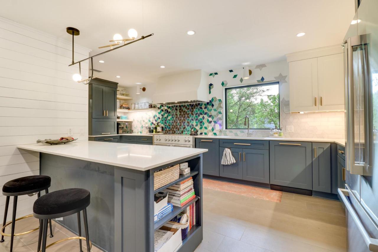 Colorful With Covered Patio And Gas Grill! * Austin
