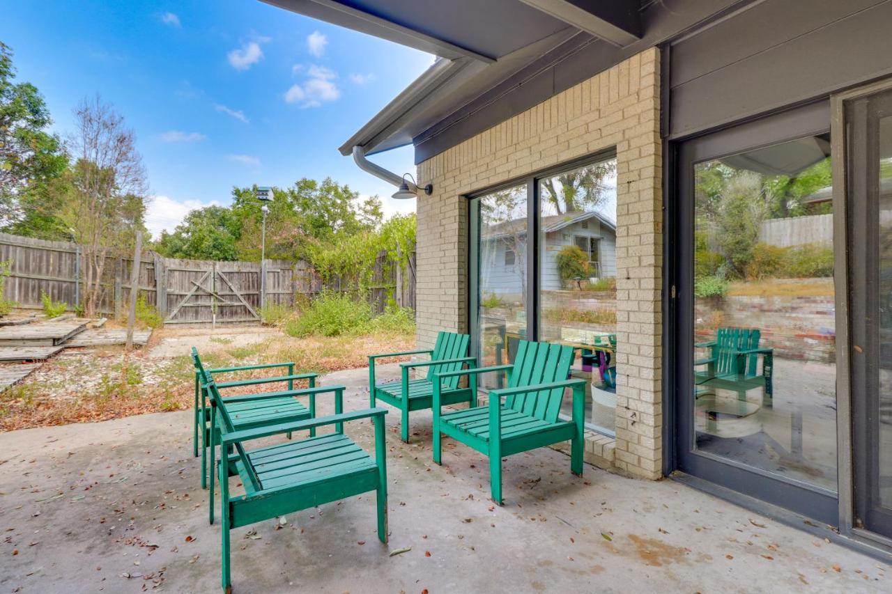 Colorful With Covered Patio And Gas Grill!