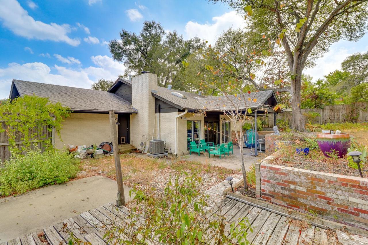 Holiday home Colorful With Covered Patio And Gas Grill! Austin