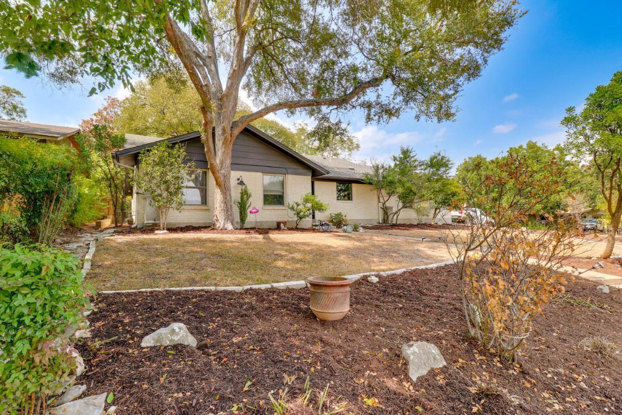 Holiday home Colorful With Covered Patio And Gas Grill!