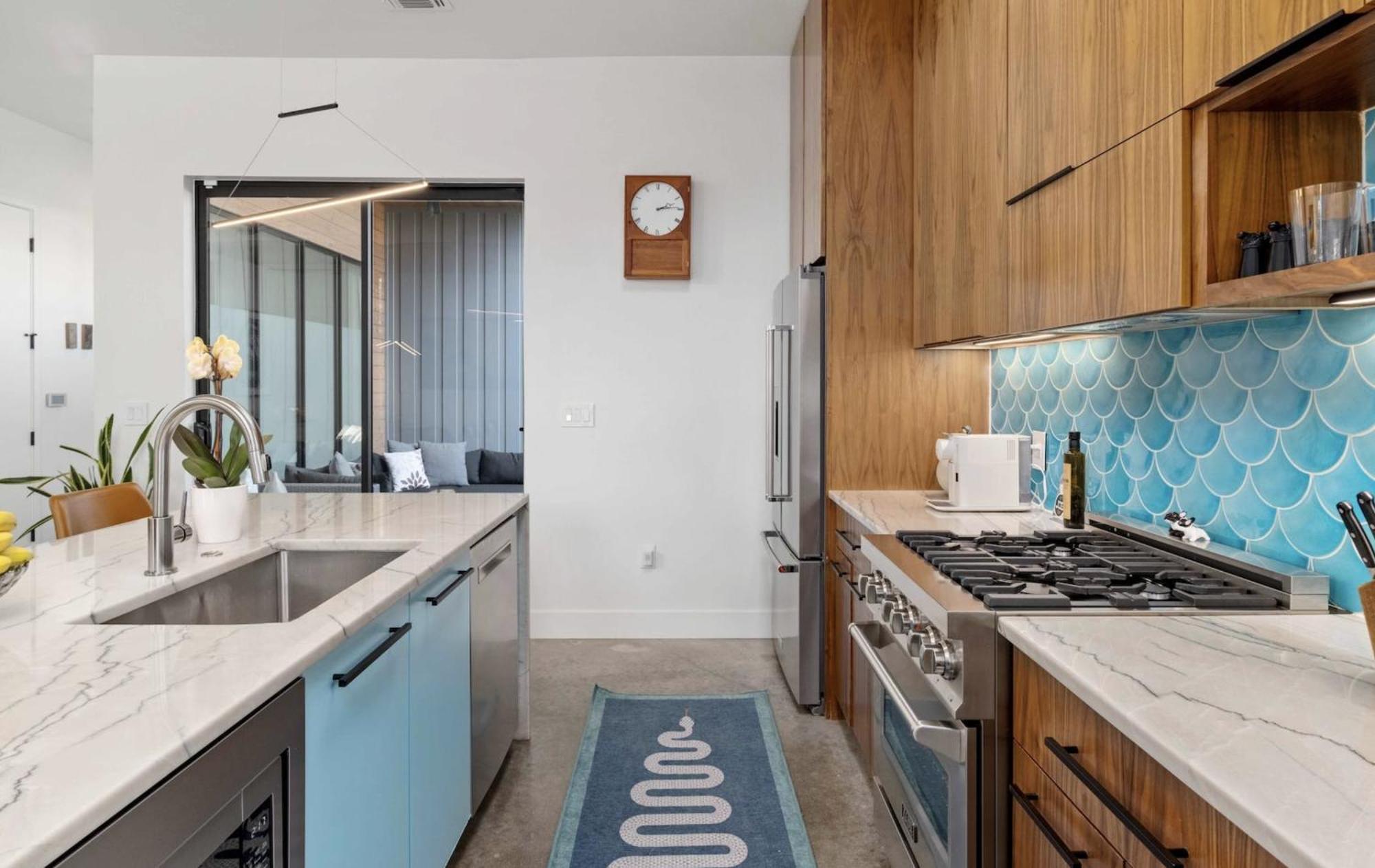 Holiday home East Flair With Hot Tub - Brass!