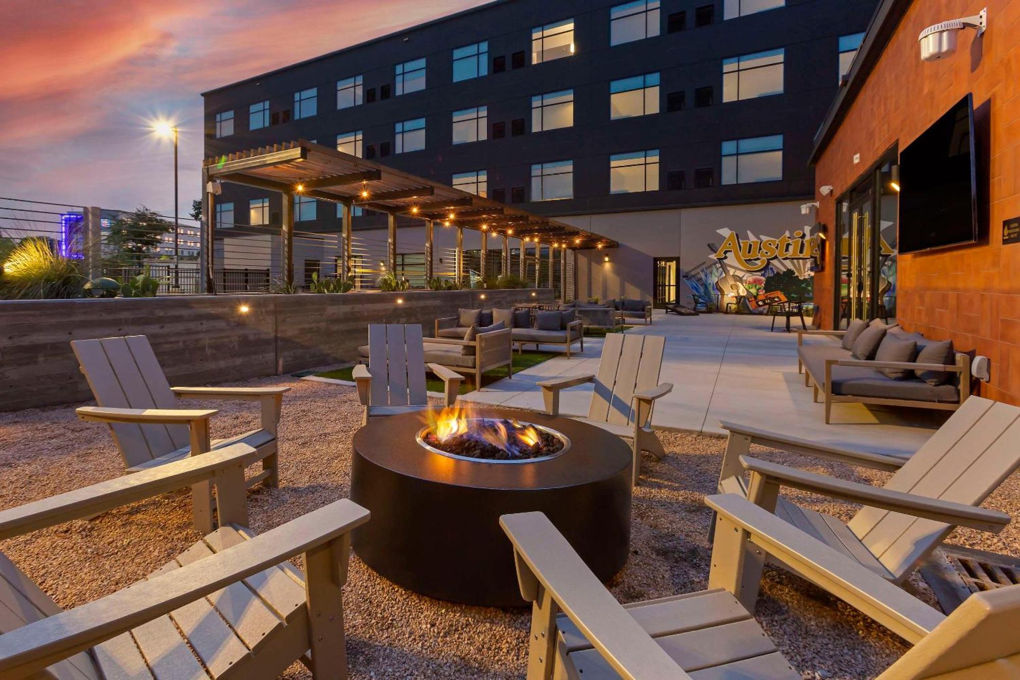 Cambria Airport Hotel 3*
