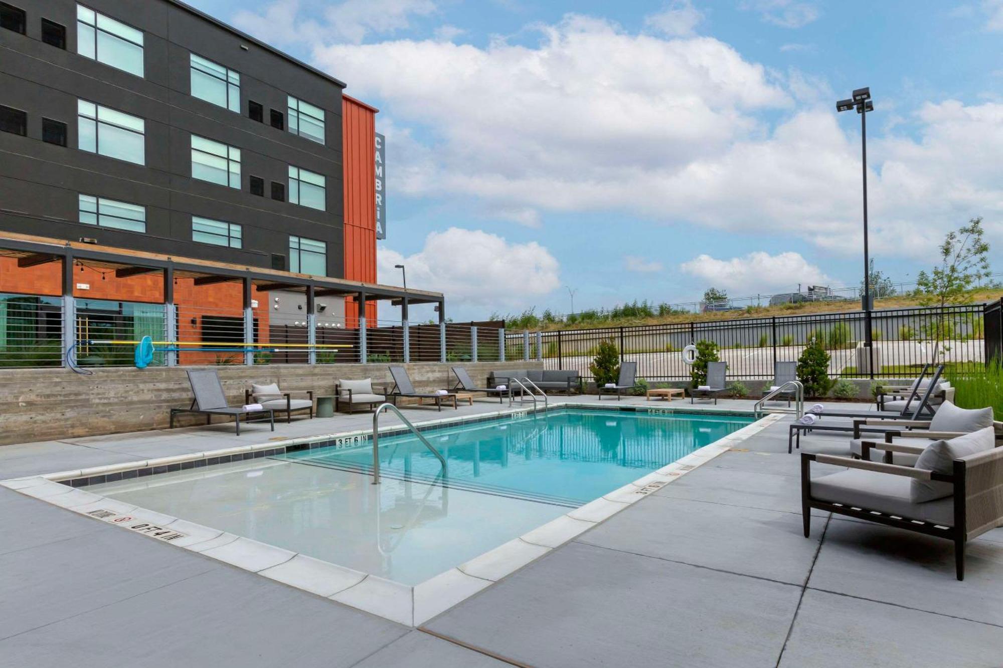 Cambria Airport Hotel 3*