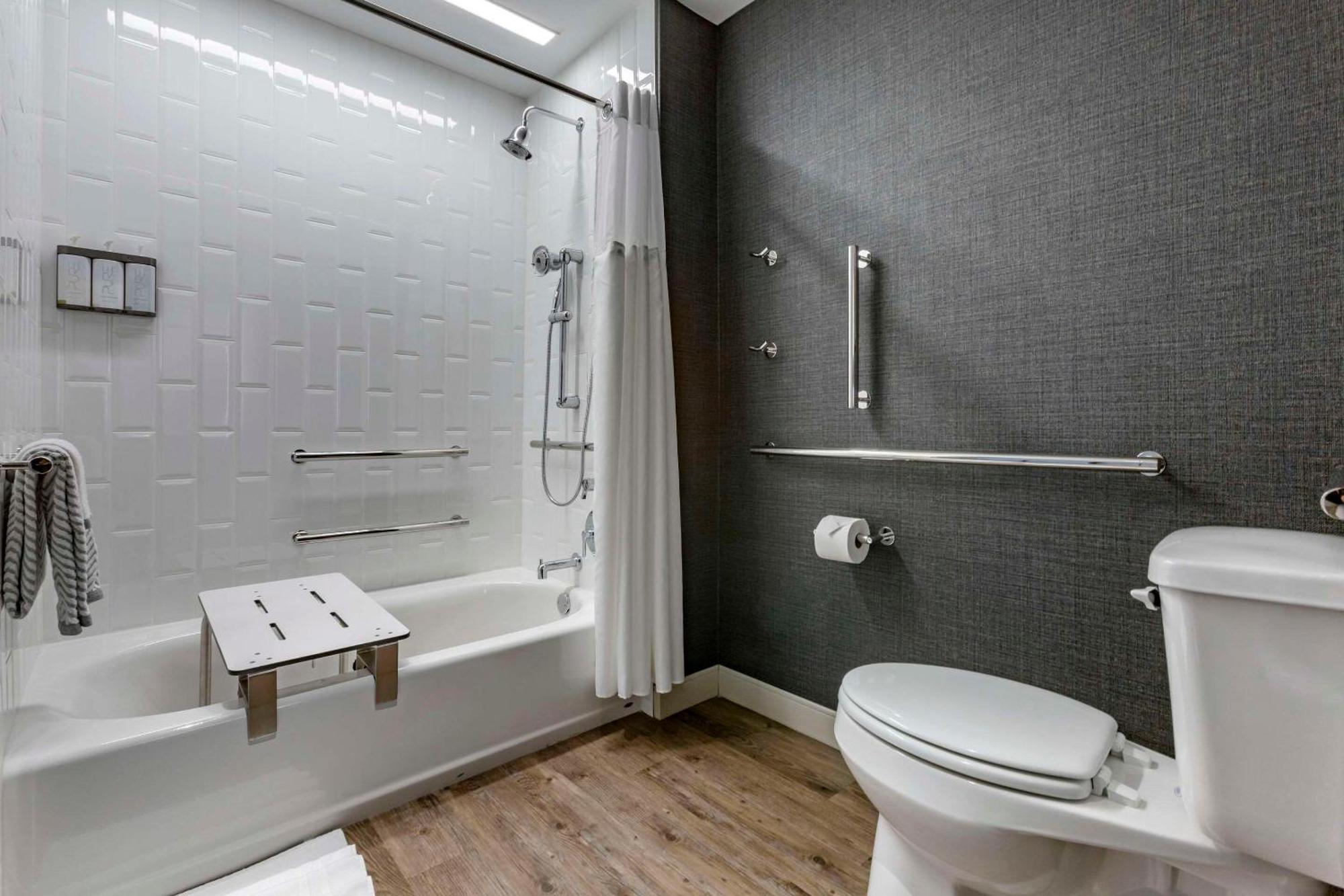 Cambria Airport Hotel 3*