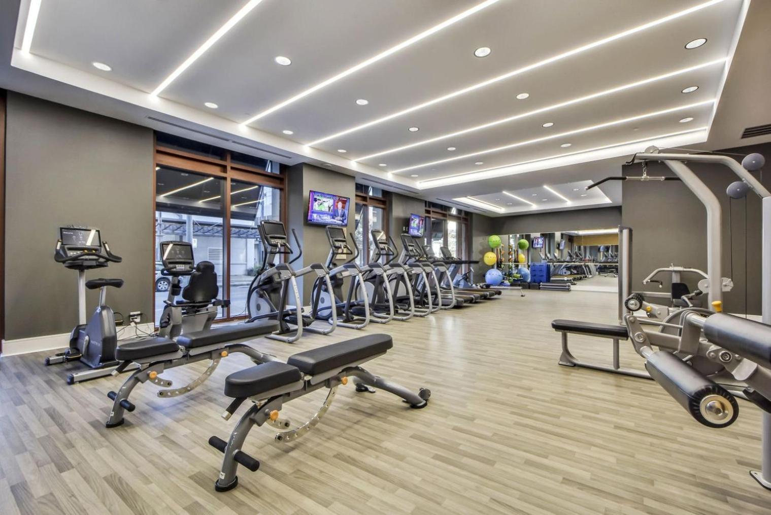 Downtown 1br W Gym Wd Deck Nr 6th St Bars Atx-10 Apartment *
