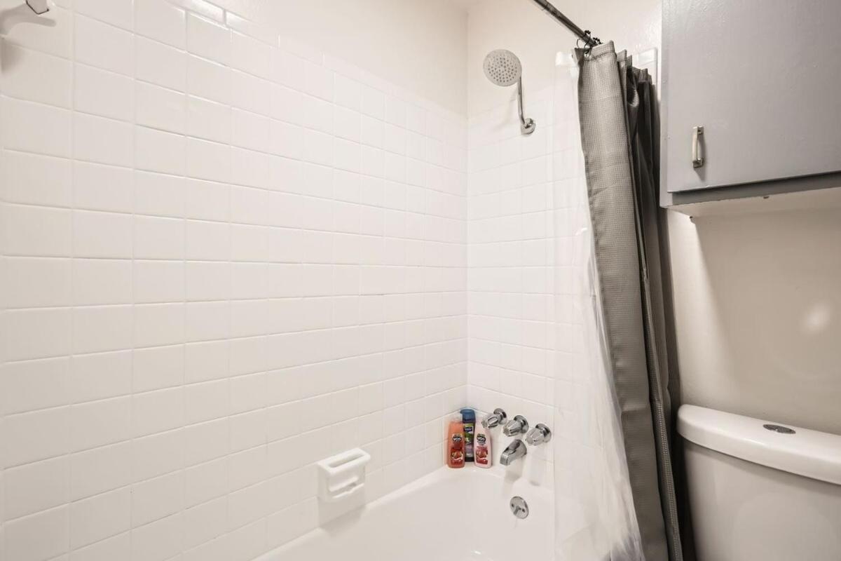 Apartment Your Cozy King Getaway - Sleeps 4 - Pool, Prkg