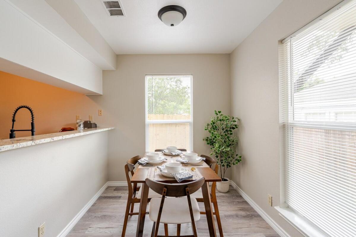 Mins To Atx Iconic Eateries, Bar And Places Holiday home