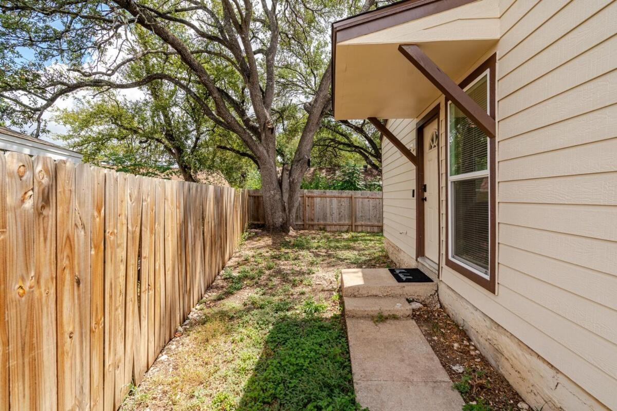 Mins To Atx Iconic Eateries, Bar And Places *